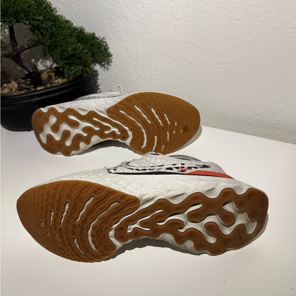 Nike White and Orange Running Shoes - Picture 5 of 8